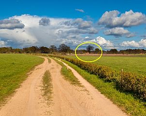 Rustiek zandpad leidt naar vakantieboerderijtje-achterhoek-twente.nl in de groene velden van Geesteren, Twente.