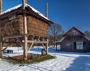Winterse charme bij vakantieboerderijtje-achterhoek-twente.nl met hooiberg en sneeuw in Geesteren, Twente.