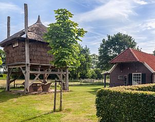 Authentieke hooiberg naast vakantieboerderijtje-achterhoek-twente.nl in het groene landschap van Geesteren, Twente.