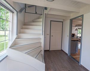 Lichte entree met trap in vakantieboerderijtje-achterhoek-twente.nl, Geesteren, Twente, biedt gezellig welkom.