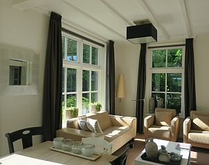 Lichte woonkamer met comfortabele zitjes in vakantieboerderijtje-achterhoek-twente.nl, Geesteren, Twente.