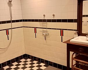 Stijlvolle badkamer in Vakantiehuis in De Pollen, Geesteren, met ruime douche.