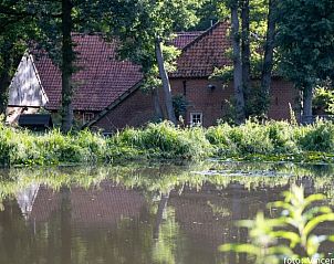 Rustieke boerderij aan het water nabij Vakantiehuis in De Pollen, Geesteren, in Twente.