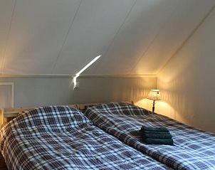 Gezellige slaapkamer met tweepersoonsbed in Huisje in Overdinkel, vakantiehuis in Twente, Overijssel.