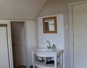 Wastafel en spiegel in Huisje in Overdinkel, vakantiehuis in Twente, Overijssel.