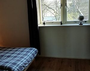 Slaapkamer met uitzicht in Huisje in Overdinkel, vakantiehuis in Twente, Overijssel.