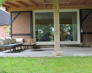 Buitenruimte met zitje in Huisje in Overdinkel, vakantiehuis in Twente, Overijssel.