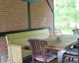 Picknicktafel onder bomen bij Huisje in Overdinkel, vakantiehuis in Twente, Overijssel.