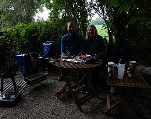 Gezellig terras bij Vakantiehuisje in Overdinkel, Twente voor ontspannen buiten dineren.