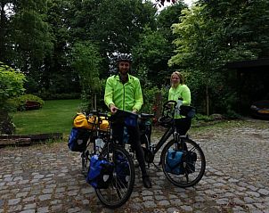 Fietsvriendelijke omgeving van Vakantiehuisje in Overdinkel, Twente met gasten op de fiets.