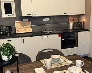 Stijlvolle keuken in Vakantiehuisje in Overdinkel, compleet met eetset, in het hart van Twente, Overijssel.