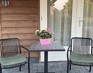 Buitenterras met zitje bij Vakantiehuisje in Overdinkel, perfect voor een ochtendkoffie in Twente, Overijssel.