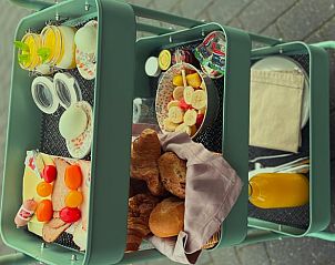 Uitgebreid ontbijt op serveerwagen in Vakantiehuisje in Overdinkel, een culinair begin van de dag in Twente, Overijssel.