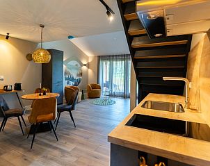 Moderne binnenruimte van Vakantiehuisje in Overdinkel, met open keuken en eetgedeelte, Twente.