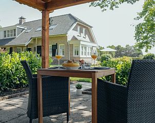 Gezellig terras bij Huisje in Rijssen, vakantieaccommodatie in Twente, Overijssel, perfect voor een ontbijt in de natuur.