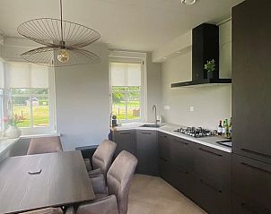 Moderne keuken in Huisje in Rijssen, vakantiehuis in Twente, Overijssel, met uitzicht op de groene omgeving.