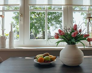 Stijlvolle eetkamer in Huisje in Rijssen, vakantieaccommodatie in Twente, Overijssel, met uitzicht op de tuin.