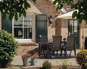 Zonnig terras met zitplaatsen bij Huisje in Rijssen, vakantiehuis in Twente, Overijssel, voor ontspanning in de natuur.