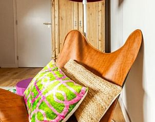 Stijlvolle hoek met designstoel in Vakantiehuisje in Rijssen, Twente, Overijssel, perfect voor ontspanning.