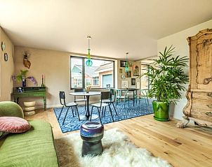 Lichte eetkamer in Vakantiehuisje in Rijssen, Twente, Overijssel met vintage meubelen en veel lichtinval.