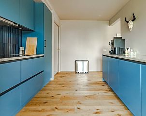 Moderne keuken met blauwe kasten in Huisje in Rijssen, vakantiehuis in Rijssen, Twente.