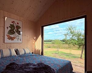 Slaapkamer in Vakantiehuisje in Rijssen, Twente, met uitzicht op groene velden in Overijssel.