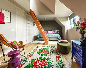 Lichte slaapkamer in Vakantiehuis in Rijssen, Twente met moderne meubels en kleurrijke accenten.