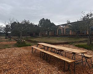 Outdoor area with picnic tables at Huisje in Rijssen, vacation accommodation in Twente, Overijssel.