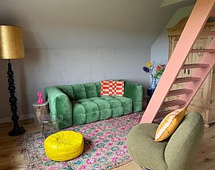 Gezellige binnenruimte van Huisje in Rijssen, vakantiehuis in Twente, met kleurrijke inrichting en comfortabele meubels.