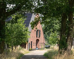 Ingang van Vakantiehuisje in Ambt Delden, omgeven door groen in Twente.