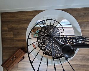 Bovenaanzicht van wenteltrap in Vakantiehuisje in Ambt Delden, Twente.