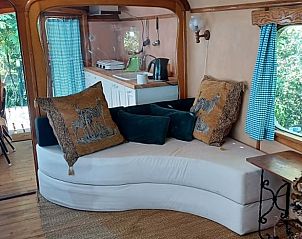 Gezellige binnenruimte van vakantiehuis in Hengelo, Twente met comfortabele bank en keuken.