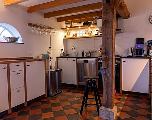 Moderne keuken in vakantiehuisje Hengelo, Twente, met houten balken en complete voorzieningen in Overijssel.