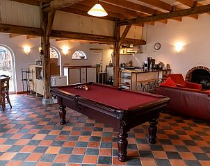 Pooltafel en eethoek in vakantiehuisje Hengelo, Twente, voor gezellige avonden in Overijssel.