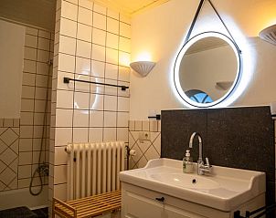 Stijlvolle badkamer met moderne wastafel in vakantiehuisje Hengelo, Twente, Overijssel.