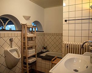 Badkamer met ligbad en handdoekenrek in vakantiehuisje Hengelo, Twente, in het groene Overijssel.