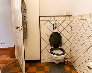 Netjes ingerichte toiletruimte in vakantiehuisje Hengelo, Twente, met tegelvloer in Overijssel.