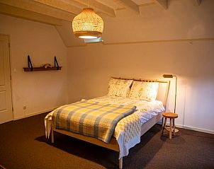 Knusse slaapkamer met warme verlichting in vakantiehuisje Hengelo, Twente, Overijssel.