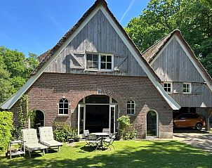 Charmant vakantiehuisje met rieten dak in Hengelo, Twente, omgeven door groen in Overijssel.