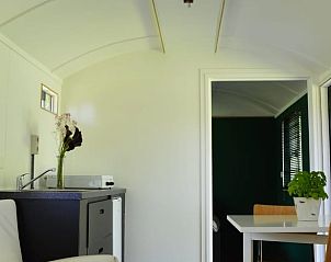 Moderne keuken in Vakantiehuisje in Hengelo(ov), voorzien van alle gemakken, perfect voor een verblijf in Overijssel.