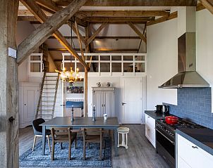 Stijlvolle eetruimte in Vakantiehuisje in Hengelo met houten accenten en moderne keuken in Twente.