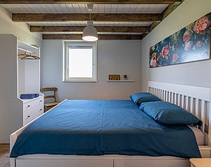 Comfortabele slaapkamer in Vakantiehuisje in Hengelo met houten details en serene sfeer in Twente.