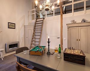 Gezellige speelruimte in Vakantiehuisje in Hengelo met bordspellen en sfeervolle verlichting in Twente.