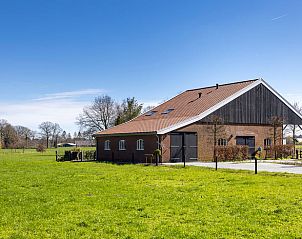 Exterieur van Vakantiehuisje in Hengelo omgeven door groene velden en rustgevende natuur in Twente.
