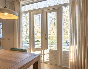 Franse deuren met uitzicht op tuin in Huisje in Haaksbergen, Twente, Overijssel.