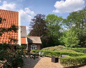 Buitenruimte van Huisje in Haaksbergen met terras in groene omgeving, Twente.
