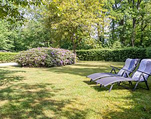 Ligstoelen in de tuin van Huisje in Haaksbergen, ontspannen vakantieplek in Twente.