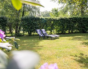 Privtuin met ligstoelen bij Huisje in Haaksbergen, vakantiehuis in Overijssel.