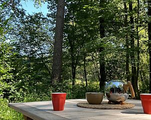 Ontbijt op het terras van Huisje in Haaksbergen, vakantiehuis in de natuur van Twente, Overijssel.