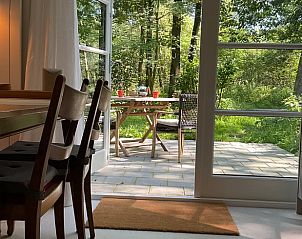 Binnenruimte van Huisje in Haaksbergen met uitzicht op terras, vakantiehuis in Twente, Overijssel.